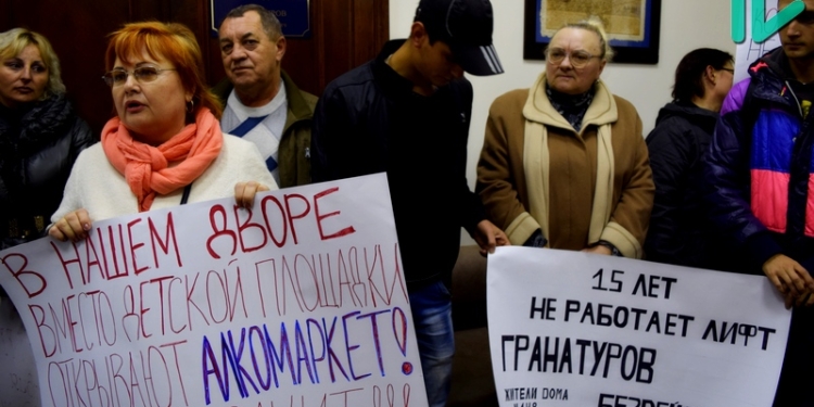 «Я пришел к тебе с приветом»: николаевцы со своими проблемами, в том числе и соседи Гранатурова, два часа прождали мэра в приемной