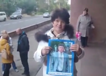 Голосование с поцелуями. Избирательница облобызала портрет кандидата прямо на пороге избирательного участка
