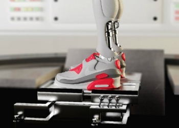 Известные спортивные бренды будут печатать кроссовки на 3D-принтере