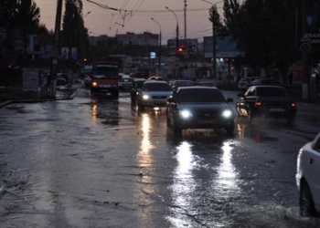 Проспект Мира затопило – прорвало водовод высокого давления