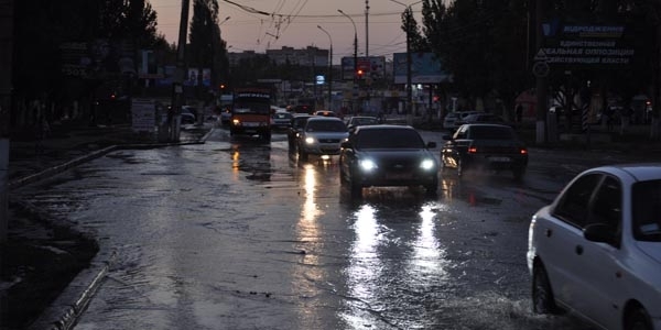 Проспект Мира затопило – прорвало водовод высокого давления