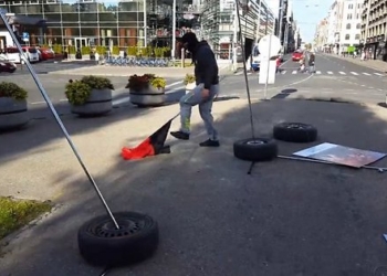 В Риге неизвестные, изъясняющиеся русским матом, разгромили выставку “Люди Майдана”