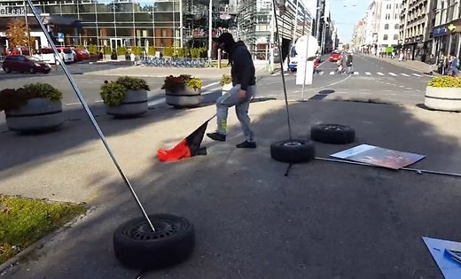 В Риге неизвестные, изъясняющиеся русским матом, разгромили выставку “Люди Майдана”