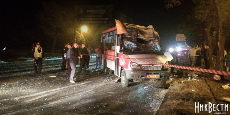 В Корабельном районе Николаева грузовик врезался в маршрутку – две женщины погибли, много пострадавших