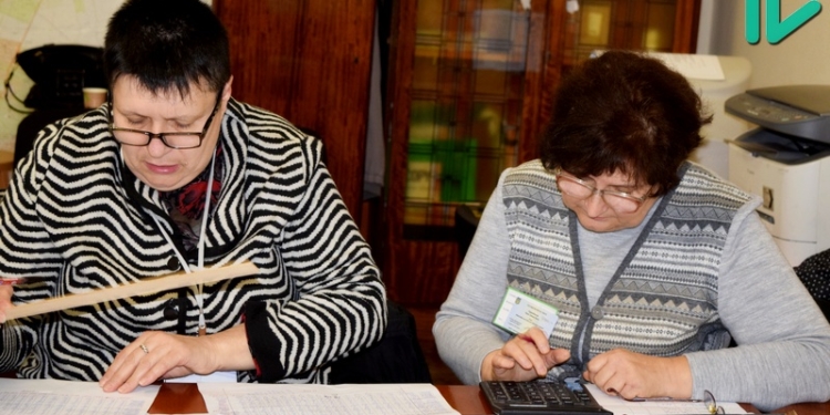 Николаевский горизбирком проверяет цифры в протоколах райизбиркомов по выборам депутатов горсовета и мэра вручную