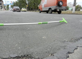 Городская власть пообещала, что проконтролирует восстановление Николаевской ТЭЦ Херсонского шоссе. Но пока это делают общественники