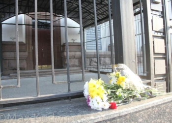 Киевляне несут цветы к посольству РФ после катастрофы в Египте