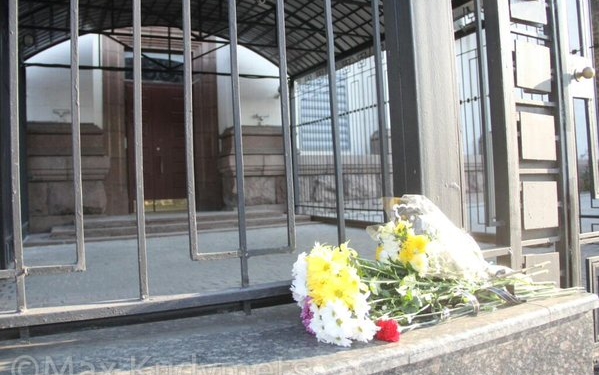 Киевляне несут цветы к посольству РФ после катастрофы в Египте