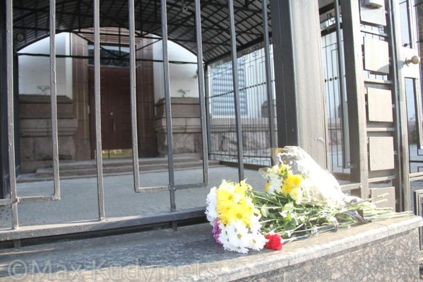 Киевляне несут цветы к посольству РФ после катастрофы в Египте 1