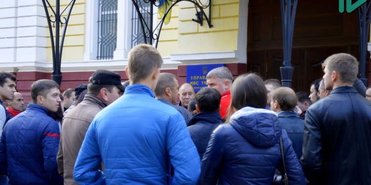 Николаевские общественники, которых не приняли в новую полицию, пикетировали здание облУВД