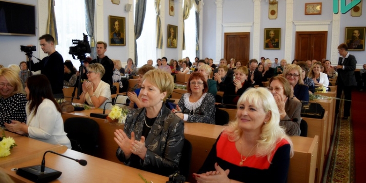 В Николаевском горсовете поздравили лучших педагогов с наступающим Днем учителя