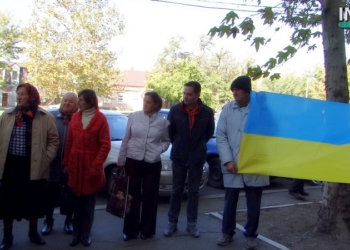 “Закон один для всех!”: пенсионеры из Пересадовки пикетировали Апелляционный суд Николаевской области