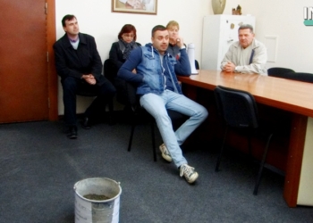 Очередной «подарок» для Гранатурова: николаевские общественники и жители 2-го Бульварного переулка принесли мэру “полведра своей дороги”