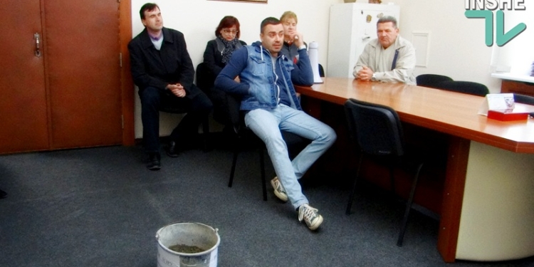 Очередной «подарок» для Гранатурова: николаевские общественники и жители 2-го Бульварного переулка принесли мэру “полведра своей дороги”