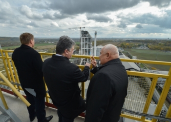 Впервые за 24 года независимости «Газпром» уговаривал нас купить газ, – Порошенко