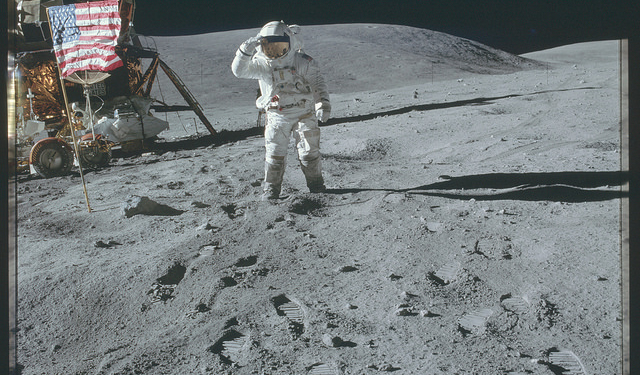 В Интернет выложили качественные фото американцев на Луне