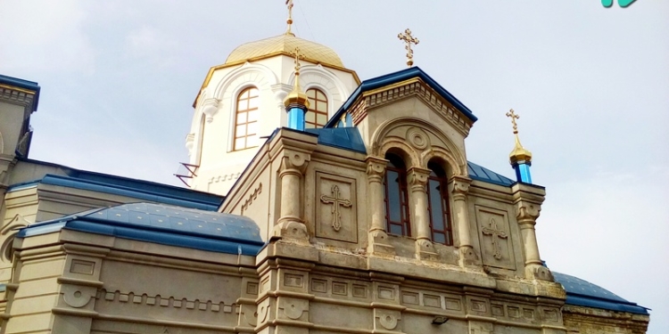 Как церковь вносит раздор между людьми: в Николаеве священник Московского патриархата отслужил заочные похороны, заново «запечатав» землю после священника Киевского патриархата