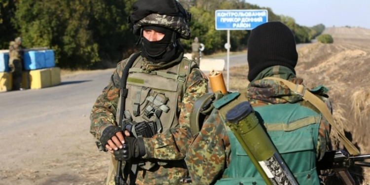 Трое украинских военных получили ранения, подорвавшись на фугасе на границе с РФ