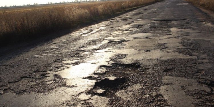 Снигиревцы хотят, чтобы в ремонте трасы на Николаев помог «Засельский сахарный завод»: дорогу разбили грузовики со свеклой