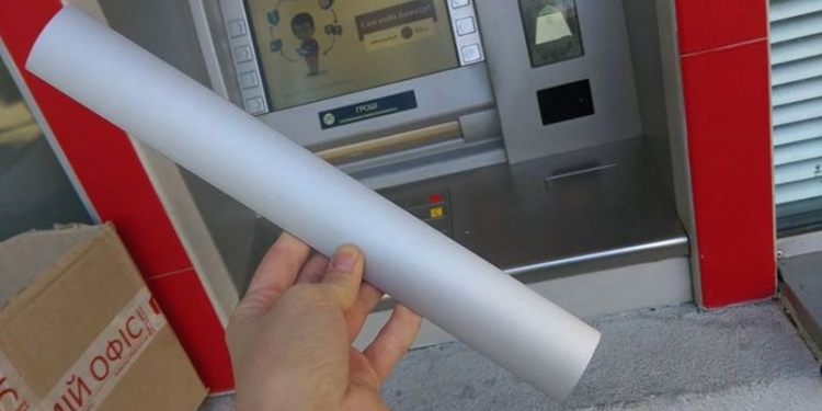 В Украине появился новый вид мошенничества: владельцев банковских карт обманывают с помощью «ливанской петли»