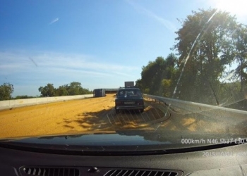 На подъездах к Одессе сгорел зерновоз: участок Киевской трассы усыпан кукурузой