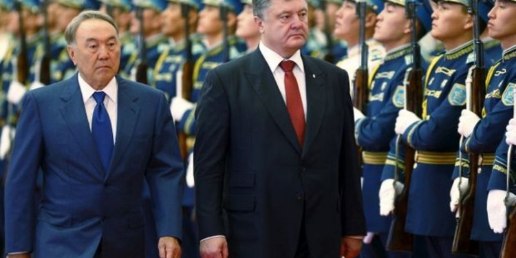 Порошенко обсудил с Назарбаевым расширение сотрудничества Украины и Казахстана