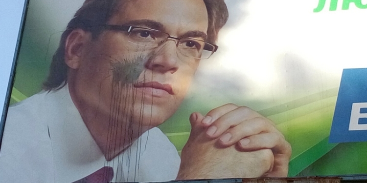 «Красочный» день: в Заводском районе Николаева краской испортили 10 билбордов двух партий и кандидата в мэры