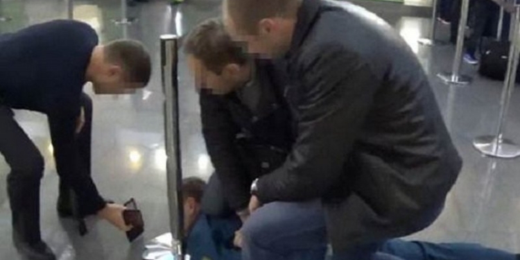 Главного инспектора таможенного поста аэропорта “Борисполь” задержали на взятке