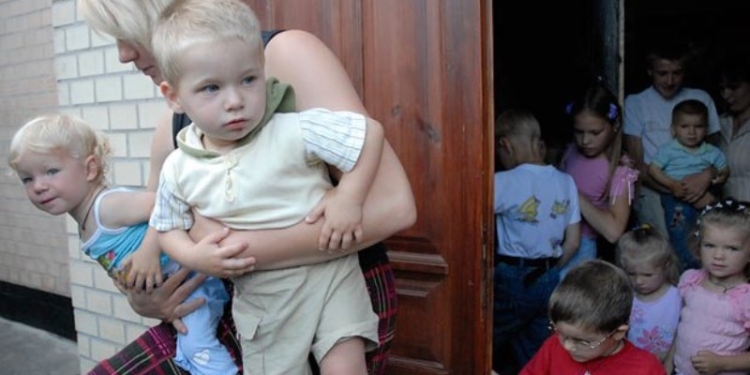 В этом году в Украине усыновят вдвое меньше детей, чем два года назад