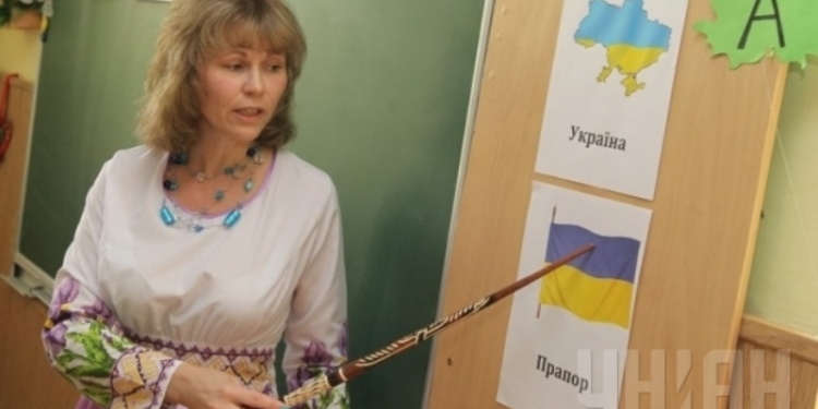 Яценюк хочет предоставить украинским школам больше автономии