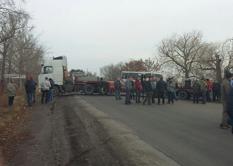 В Новом Буге жители перекрыли трассу «Днепропетровск - Николаев», требуя ремонта дороги 1