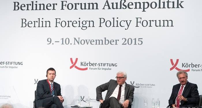 Экс-президент Латвии – Путину о внешней политике РФ: “Самцы завоевывают расположение самок не угрозами, а распуская перья”