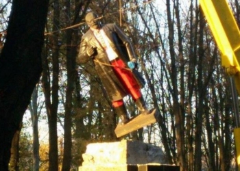 В Волновахе демонтировали памятник Ленину, которого до этого «одели» в шаровары и вышиванку