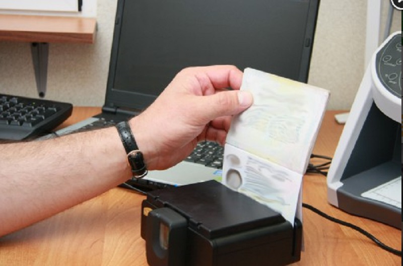 У украинца, который ехал из Крыма, нашли военный билет РФ и паспорт гражданина России 1