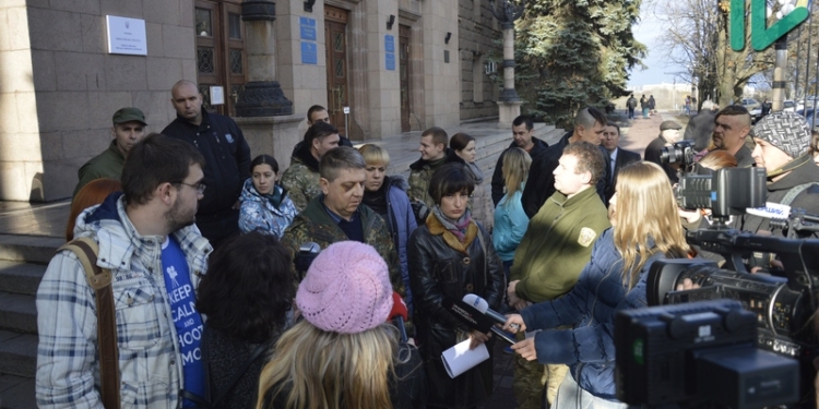 Николаевские активисты пообещали полиции «новую Врадиевку», если дело о стрельбе на избирательном участке 17 ноября «замнут»