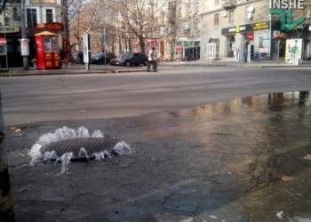 На ул.Советской потоп: если бы не люк, вода била бы фонтаном