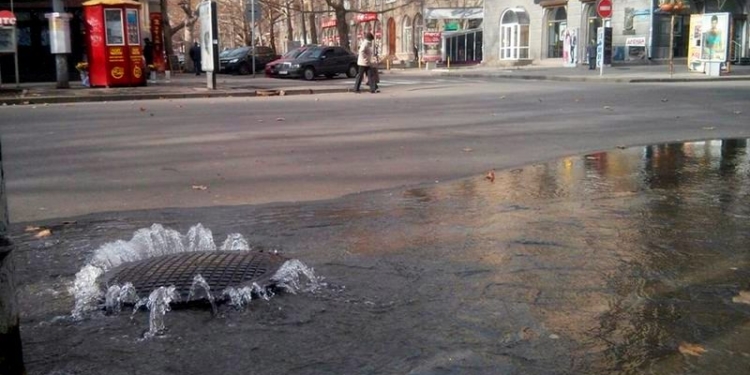 На ул.Советской потоп: если бы не люк, вода била бы фонтаном