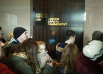 В Киеве участники народного вече штурмовали офис Ахметова