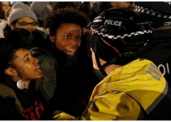 В Чикаго начались протесты после опубликования видео месячной давности, на котором полицейский выпустил 16 пуль в чернокожего подростка