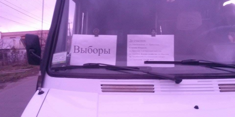 В Николаеве маршрутка с табличкой “Выборы” возила избирателей по участкам