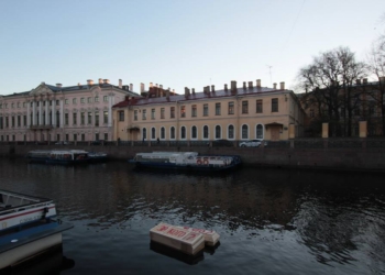 “За что?” и “За кого?”. В Санкт-Петербурге по Мойке плыли гробы