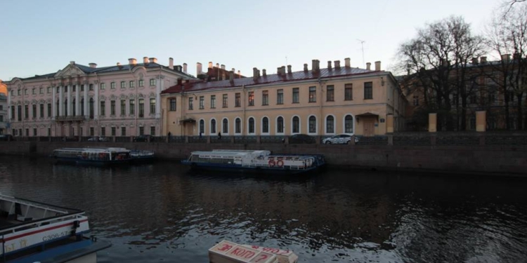 “За что?” и “За кого?”. В Санкт-Петербурге по Мойке плыли гробы