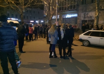 На Советской пьяный водитель чуть не сбил ребенка. Прохожие окружили его плотным кольцом и не дали сбежать