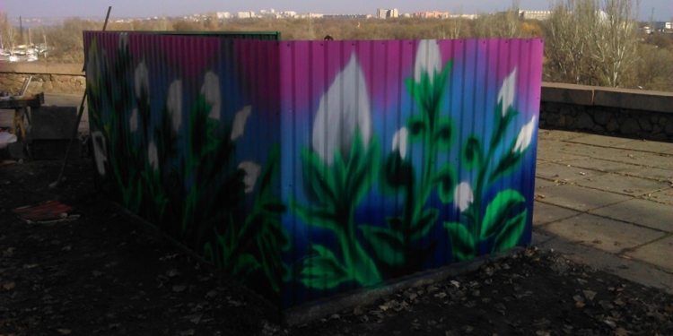 В Николаеве на Набережной задекорировали мусорную площадку