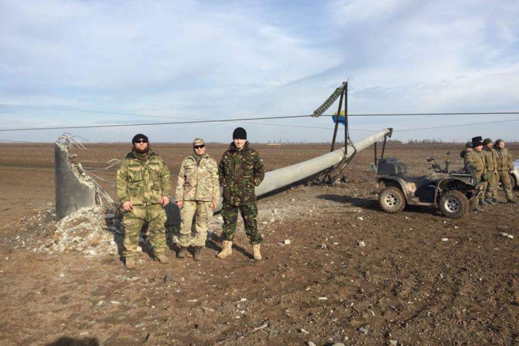 Нацгвардейцы штурмуют участников блокады Крыма 4