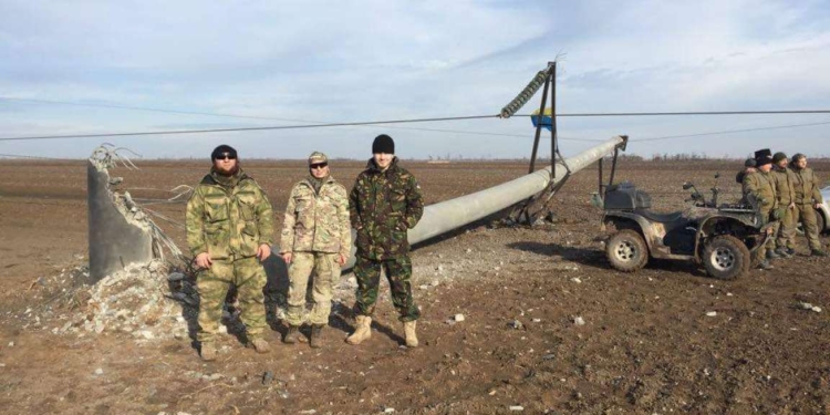 Нацгвардейцы штурмуют участников блокады Крыма