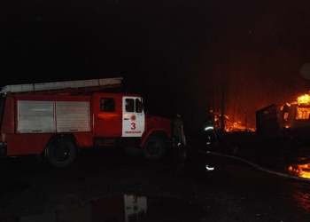 Сгорело дотла: в Николаеве пожарные тушили деревянный склад площадью 700 кв.м