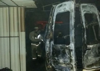 В Вознесенске замыкание электропроводки сожгло «Форд Транзит» и повредило окна в жилом доме и летней кухне