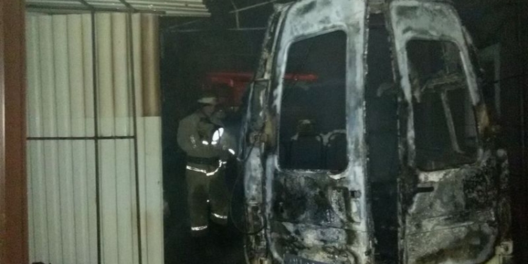 В Вознесенске замыкание электропроводки сожгло «Форд Транзит» и повредило окна в жилом доме и летней кухне