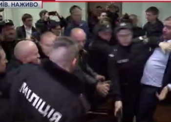 В суде по Лукаш чуть не избили Добкина. Лицо не пострадало, но выслушать “глас народа” пришлось